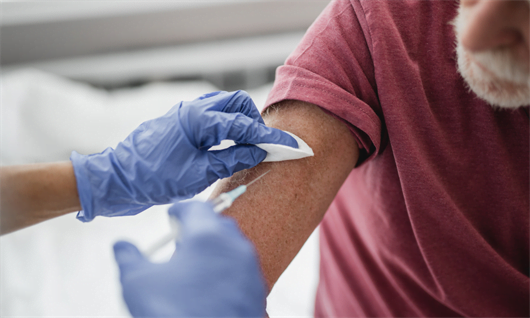 La protección de la vacuna frente a la COVID-19 es ‘menor y más lenta’ en personas con cirrosis