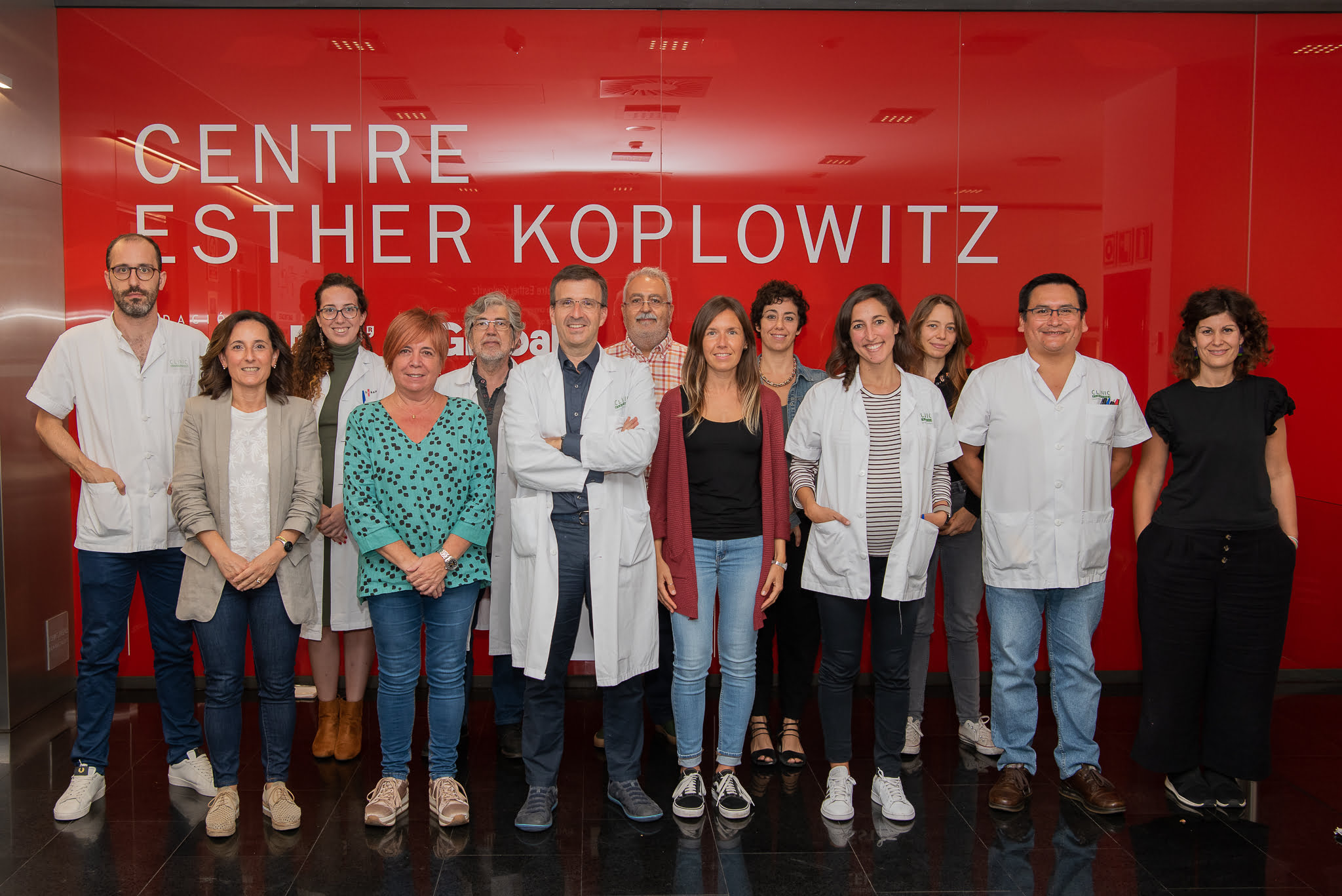 Describen el papel de las células del hígado en la eliminación del virus de la hepatitis C después de un trasplante