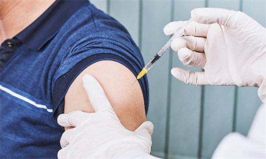 Las personas con cirrosis hepática presentan unas respuestas más débiles tras las vacunas de Pfizer y Moderna frente al SARS-CoV-2