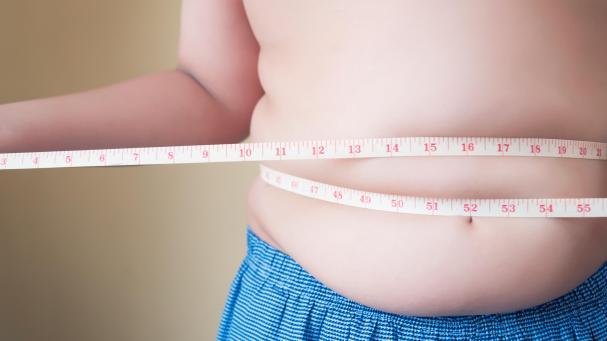 Expertos advierten de que niños de 8 años con obesidad pueden tener cirrosis a los 30