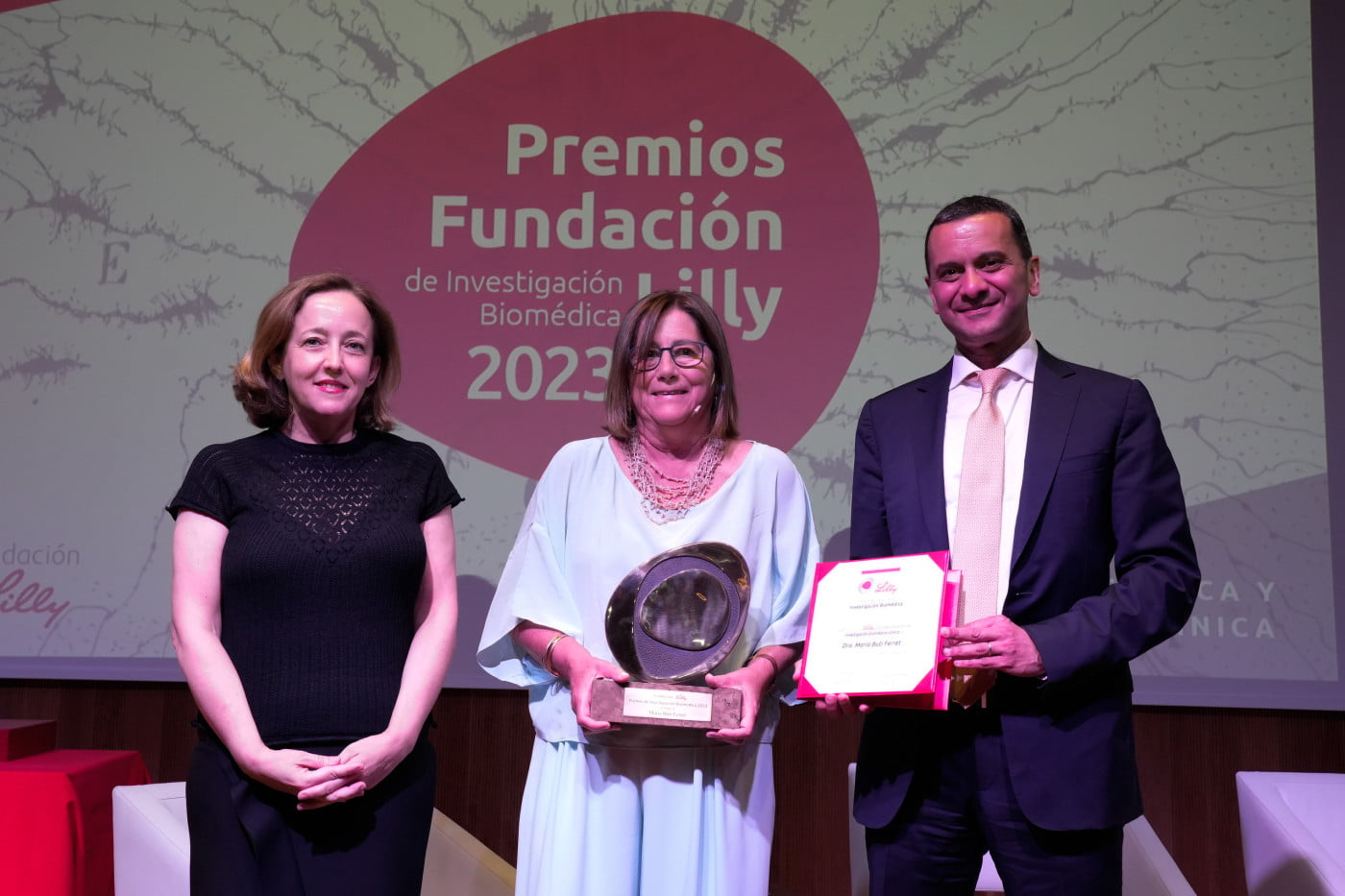 La Dra. María Buti recoge el Premio Fundación Lilly de Investigación Biomédica Clínica 2023